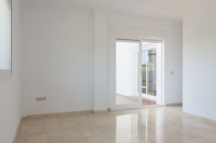 Image No.10-6 Bed House for sale