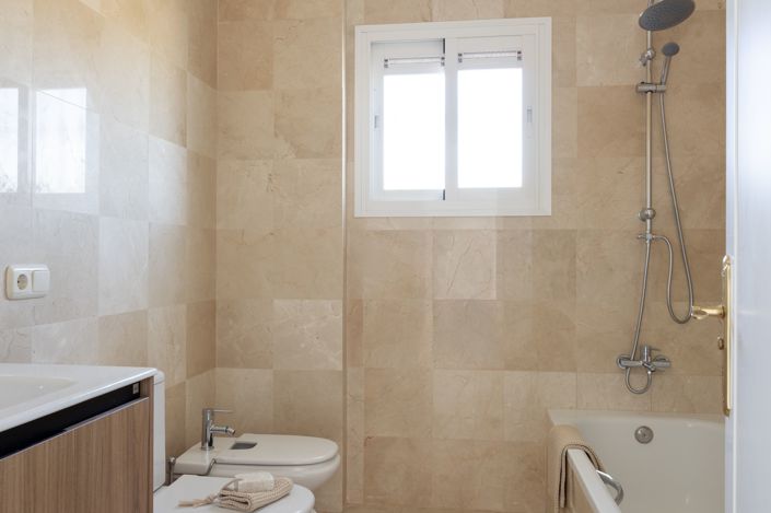 Image No.11-6 Bed House for sale