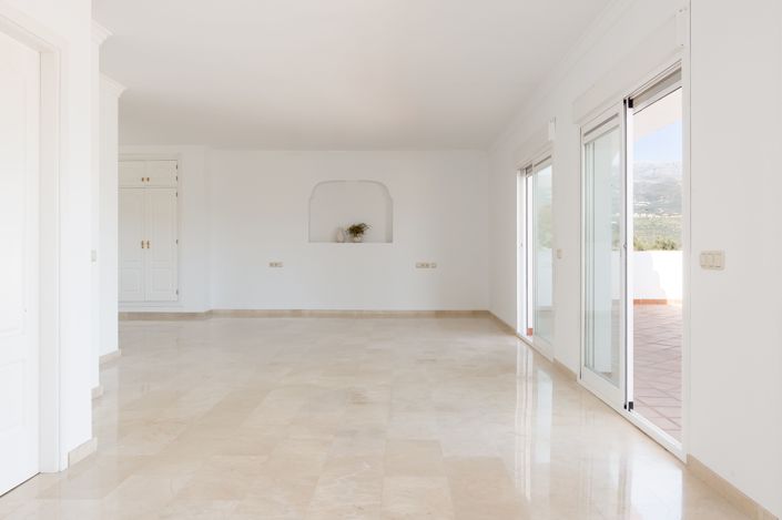 Image No.16-6 Bed House for sale