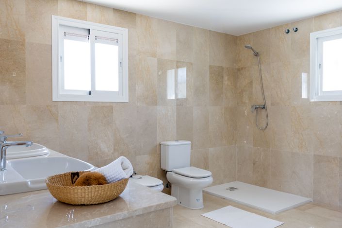 Image No.17-6 Bed House for sale