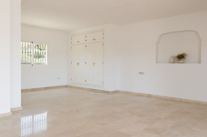 Image No.18-6 Bed House for sale