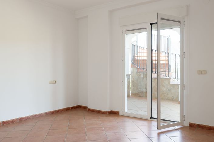 Image No.24-6 Bed House for sale