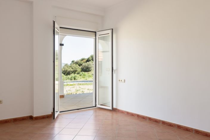 Image No.26-6 Bed House for sale