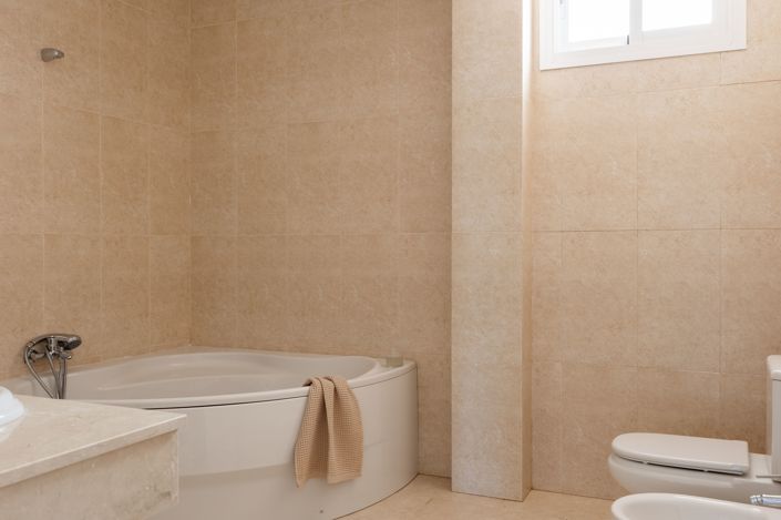 Image No.27-6 Bed House for sale