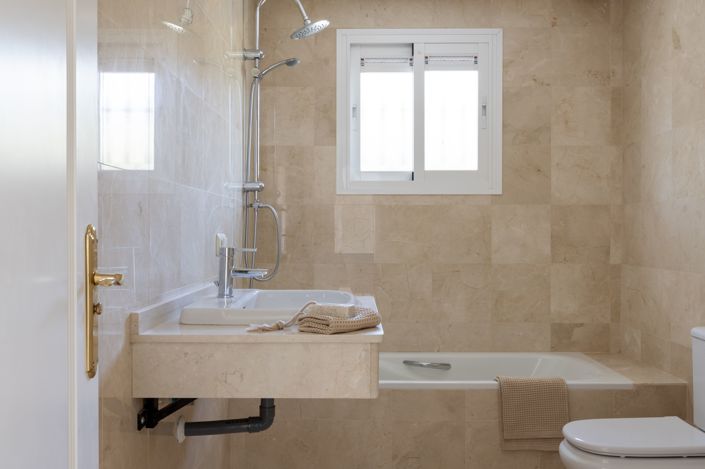 Image No.30-6 Bed House for sale