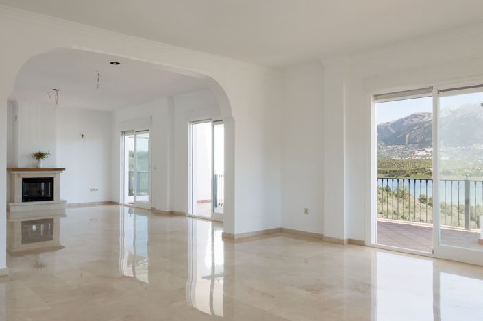 Image No.4-6 Bed House for sale