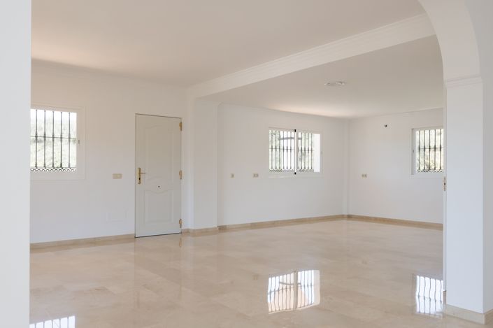 Image No.8-6 Bed House for sale