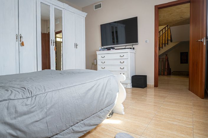 Image No.18-4 Bed House for sale