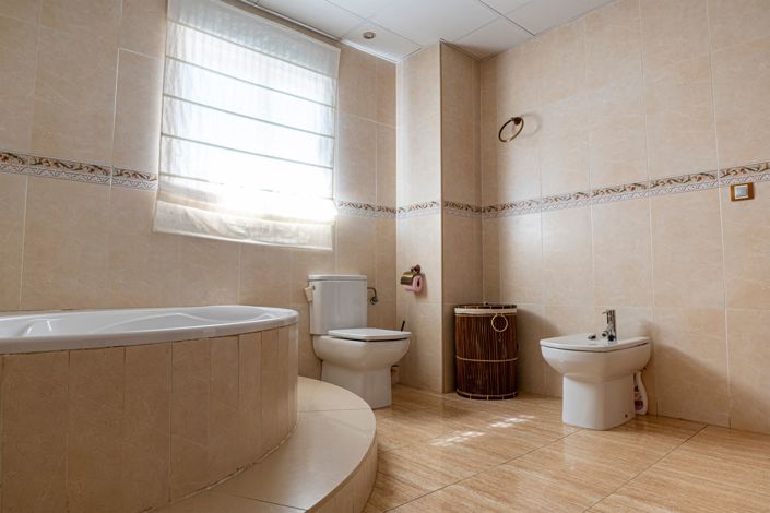 Image No.20-4 Bed House for sale