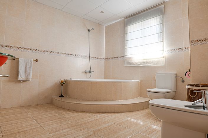 Image No.21-4 Bed House for sale