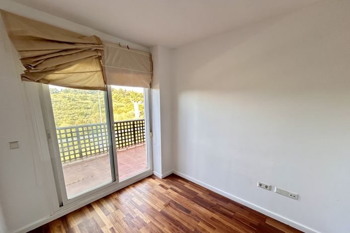 Image No.19-4 Bed Townhouse for sale