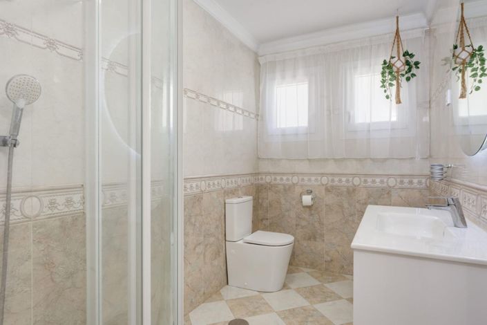 Image No.17-3 Bed House for sale