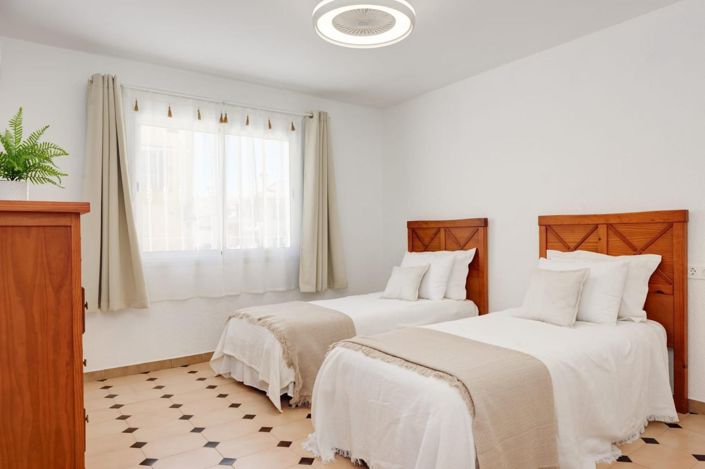 Image No.18-3 Bed House for sale