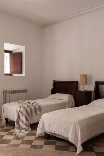 Image No.16-8 Bed Townhouse for sale