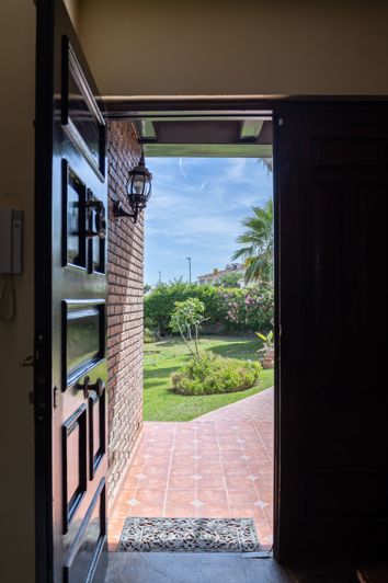 Image No.17-6 Bed House for sale