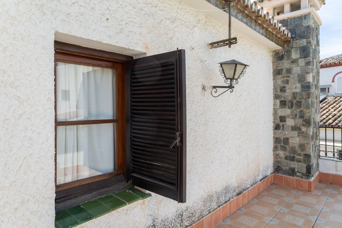 Image No.28-6 Bed House for sale