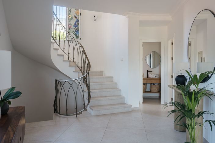 Image No.7-5 Bed House for sale