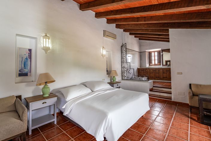 Image No.12-4 Bed Property for sale