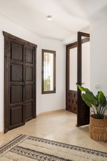Image No.18-5 Bed House for sale