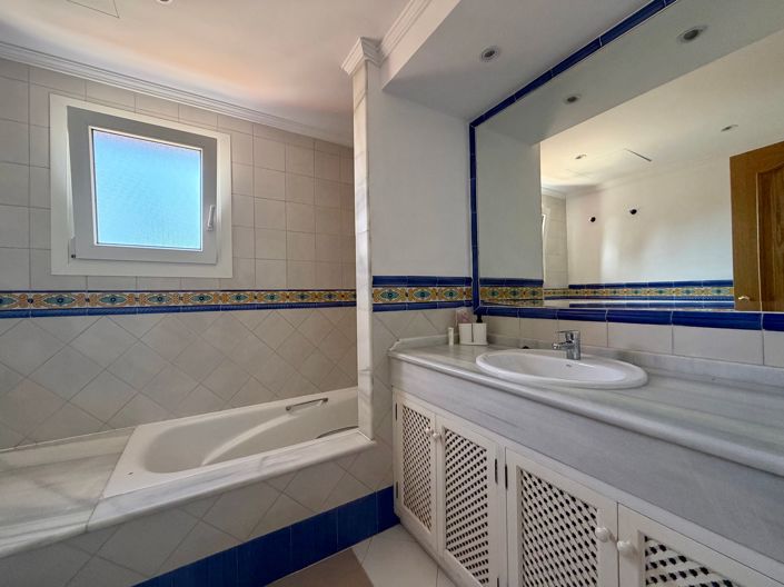 Image No.20-7 Bed House for sale