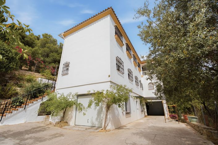 Image No.2-8 Bed Country House for sale