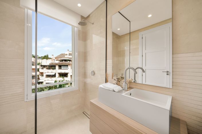 Image No.18-3 Bed Flat for sale