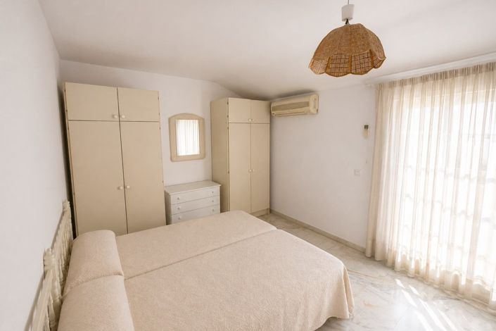 Image No.12-5 Bed Townhouse for sale