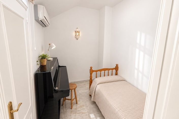 Image No.15-5 Bed Townhouse for sale