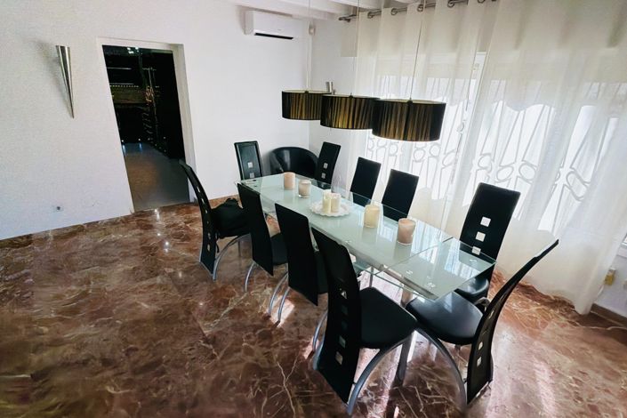 Image No.5-7 Bed House for sale
