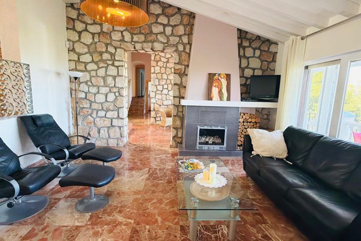Image No.8-7 Bed House for sale