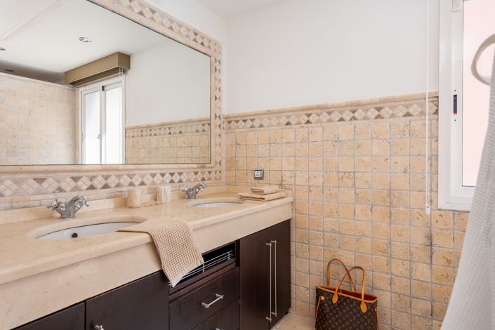 Image No.17-4 Bed Townhouse for sale