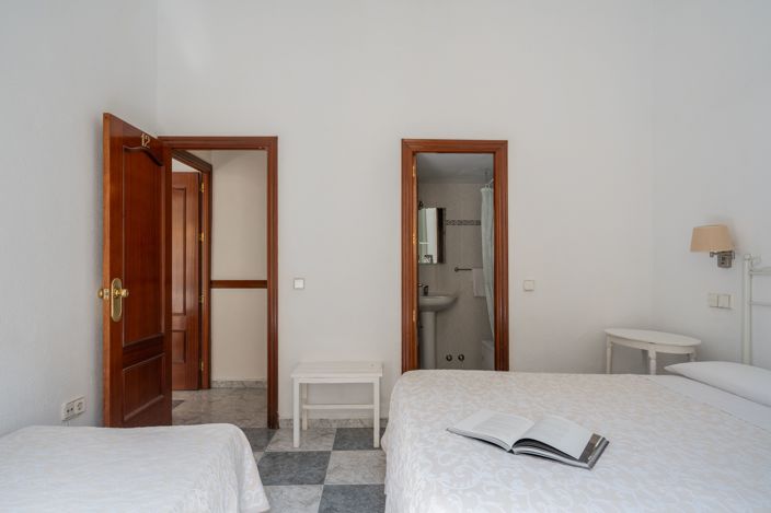 Image No.15-10 Bed Property for sale