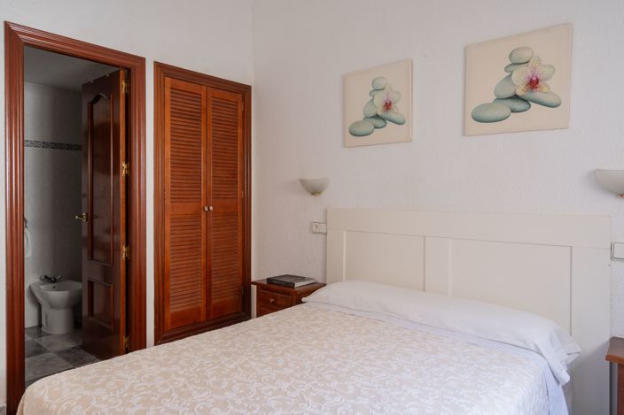 Image No.16-10 Bed Property for sale