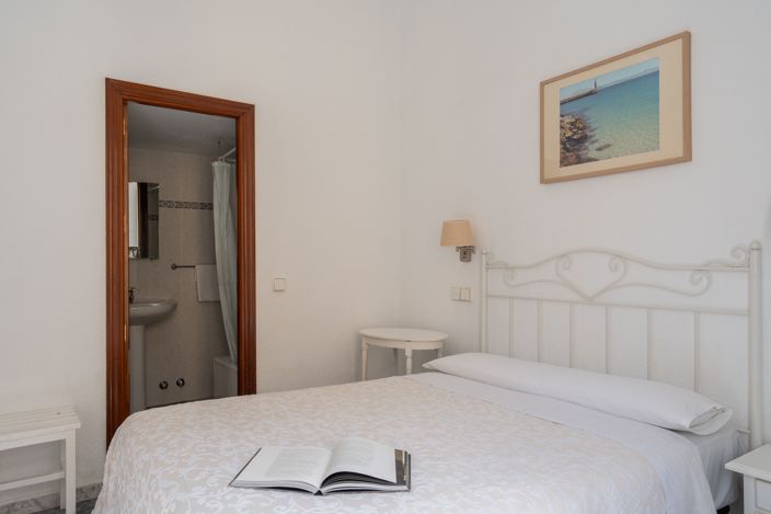 Image No.17-10 Bed Property for sale