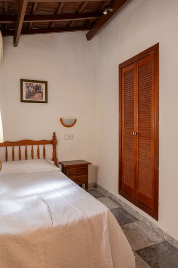 Image No.19-10 Bed Property for sale