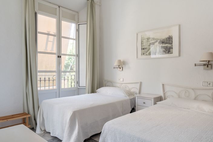 Image No.20-10 Bed Property for sale