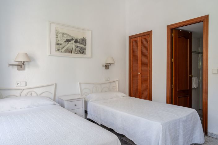 Image No.22-10 Bed Property for sale