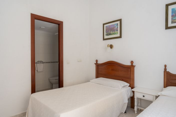 Image No.26-10 Bed Property for sale