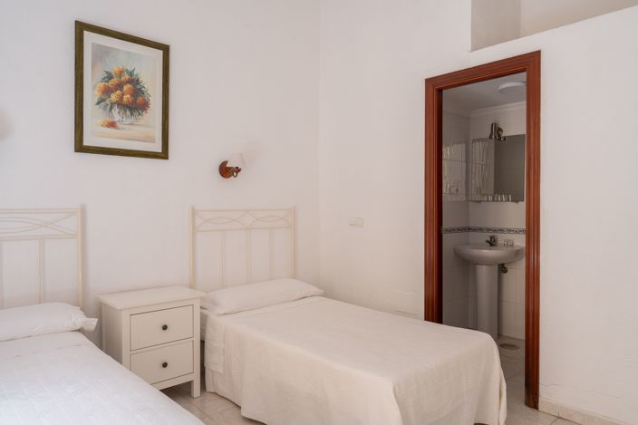 Image No.28-10 Bed Property for sale