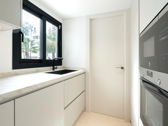 Image No.15-5 Bed House for sale