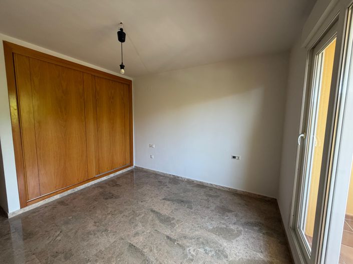 Image No.18-3 Bed House for sale