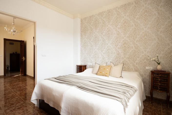 Image No.20-7 Bed House for sale