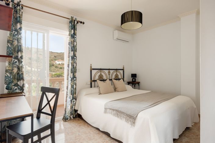 Image No.27-7 Bed House for sale