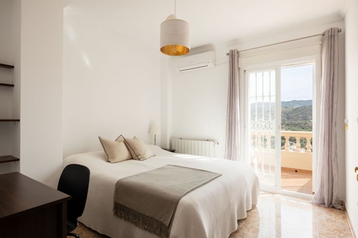Image No.28-7 Bed House for sale