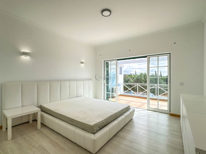 Image No.17-5 Bed Townhouse for sale