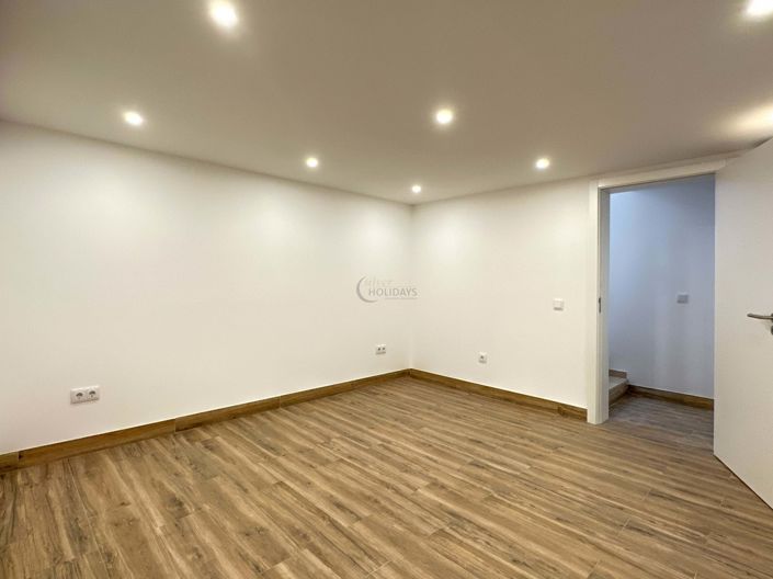 Image No.27-5 Bed Townhouse for sale