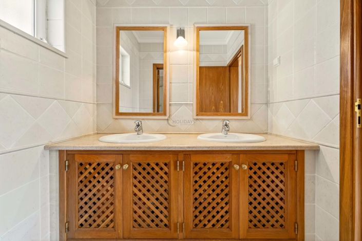 Image No.17-4 Bed Townhouse for sale