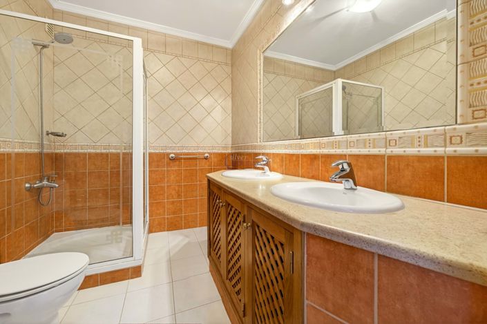 Image No.20-4 Bed Townhouse for sale
