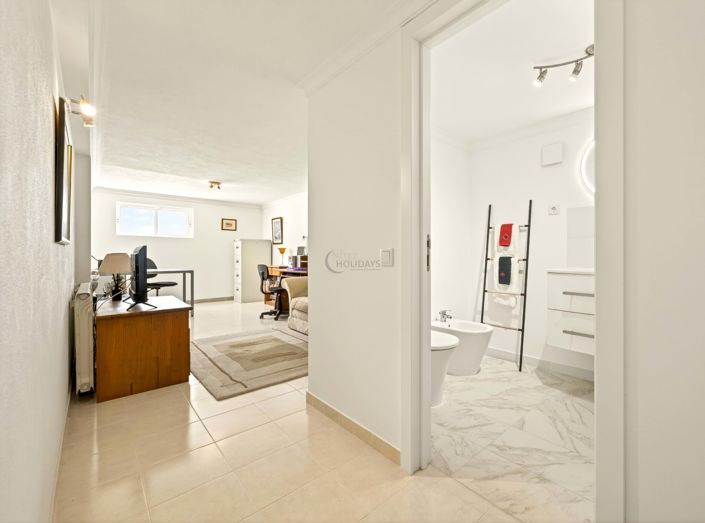 Image No.26-4 Bed Townhouse for sale