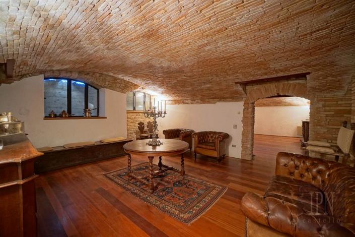 Image No.25-10 Bed Mansion for sale